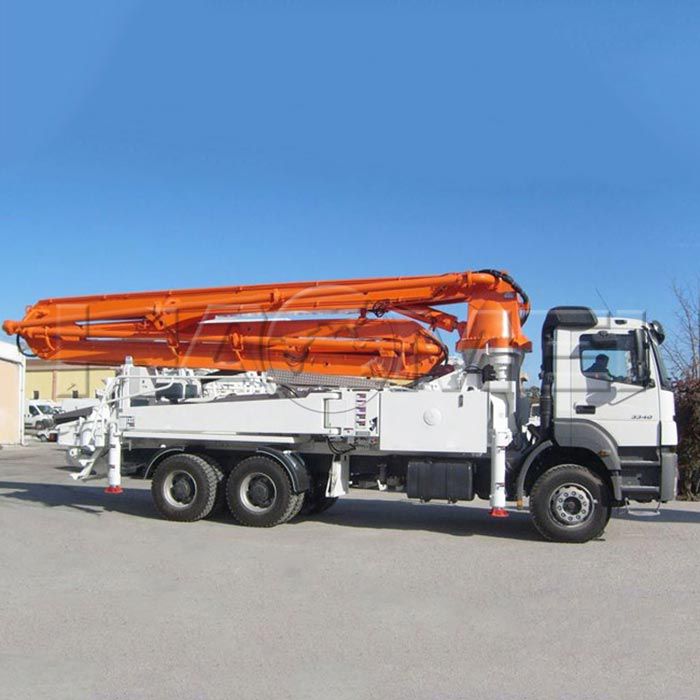 small concrete pump truck.jpg